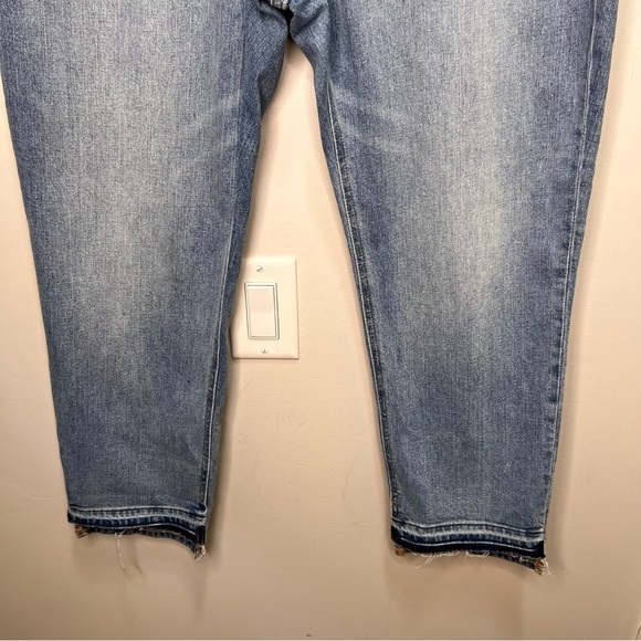Old Navy Mid-Rise Cut-Off Boyfriend Straight Jeans Size 12 - Picture 12 of 12